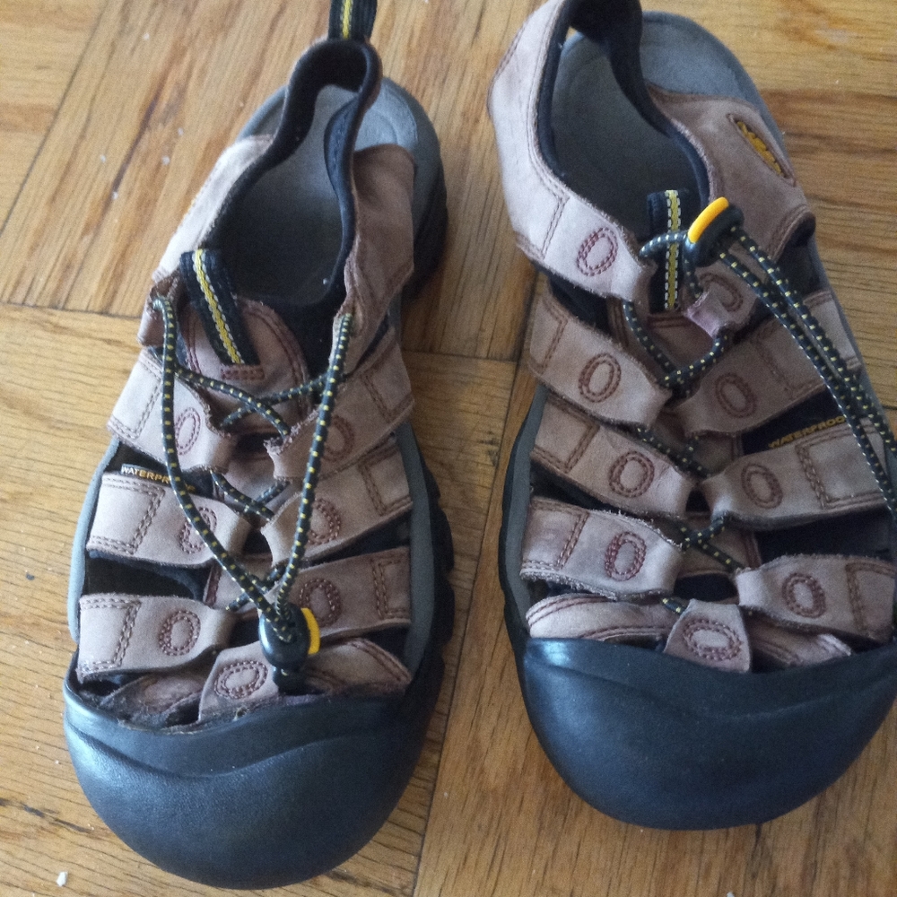KEEN Mens Size 10 Brown Drawstring Sandals